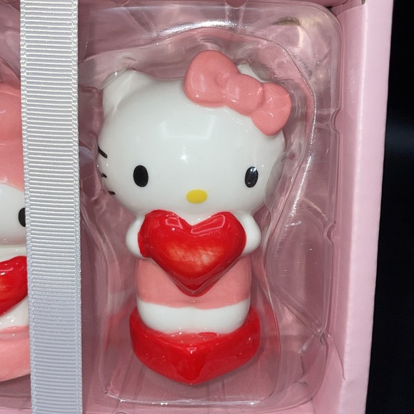 Hello Kitty Salt & Pepper Shaker Set - Picture 2 of 5